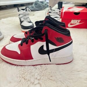 Air Jordan 1 retro Mid 5.5 (WOMANS 7)